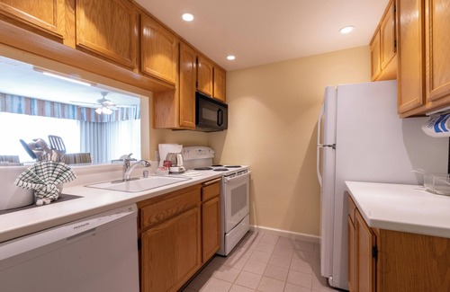 San Diego Country Estates Hotel | Ramona Retreat | 1 King Bed | Pool & Balcony | Free Parking