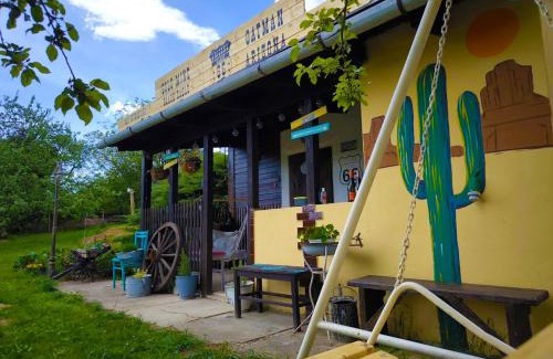 Trsice House | Ranch 66 - Zlatokopecká chata Arizona ve stylu Divokého Západu s koupacím sudem