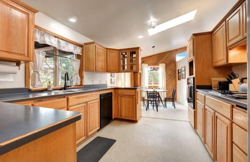 Eagle Point Cabin | Ranch Cabin w/Hot Tub near Medford, OR