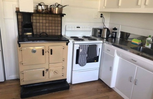Ranfurly Cottage | Ranfurly cottage on Central Otago rail trail. nModern comforts & great value.