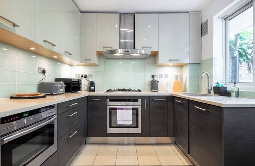 Kensington House | Rare 4bed Townhouse with Patio