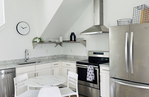 Chestnut Hill House | RARE FIND - 1 Bed 2 Bath Modern Private Oversized Garage City Skyline Views
