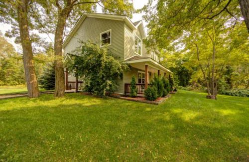 Collingwood Ski Chalet | RARE FIND-6 bedroom Very Private Cottage, Outdoor Hot Tub, Petfriendly
