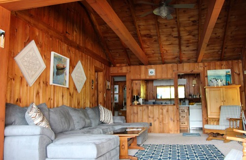 New Durham House | Rare find! Lakefront Cottage On Crystal Clear Sought After Merrymeeting Lake!