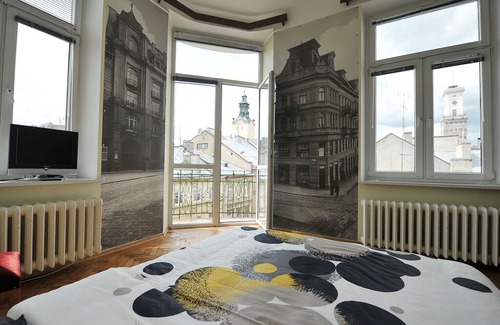 Lviv City Center Apartment | Ratusha View 4-room Apartment in Львів