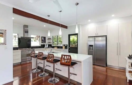 Tinbeerwah House | ‘Raylyn’ Noosa Hinterland Family Stay