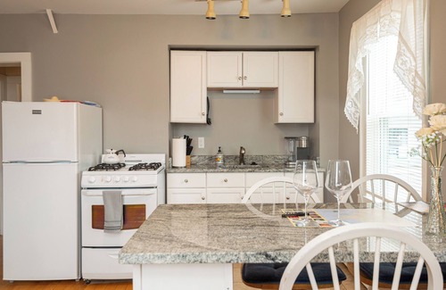 Beverly Apartment | Re-listed: Adorable Condo Beverly - Salem - Halloween