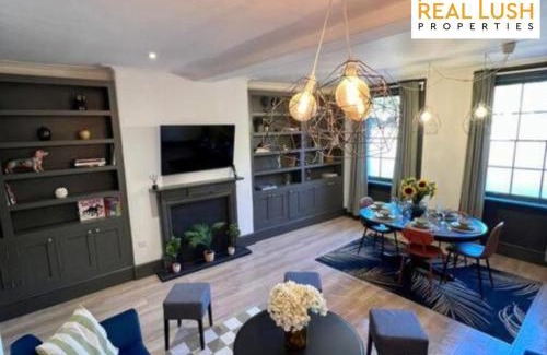 Burton on Trent House | Real Lush Properties - Spacious Four-Bedroom House, Ideal for Families & Contractors , Burton