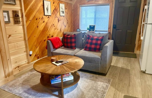 Northeast Somerset Cabin | Rebecca - Cabin 1 · Lawrence's Lakeside Cabins | 'Rebecca' Charming Studio Cabin
