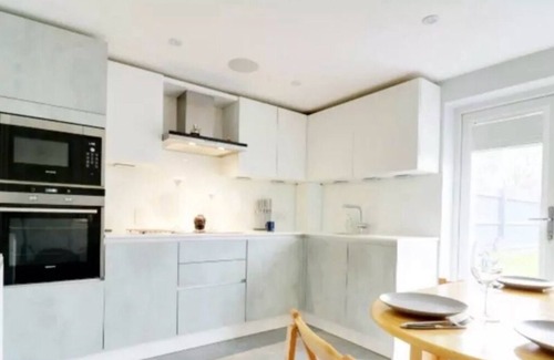 Hatfield House | Recently renovated, modern house. Next to train station. 30 minutes to London.