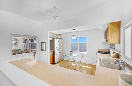 Long Beach Estates House | Recently renovated oceanfront home in Big Pine