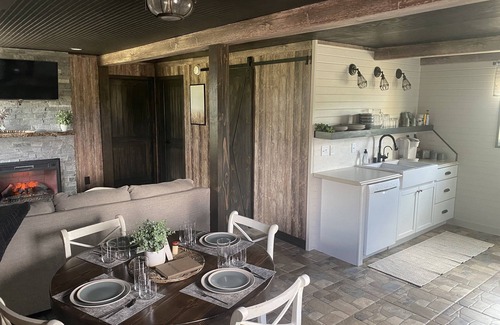 Hutchinson House | Red Barn Cottage At Borntrager Dairy