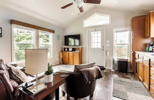 Stevenson Cabin | Red Bluff Cabin with Scenic Views at Maple Way Cabins