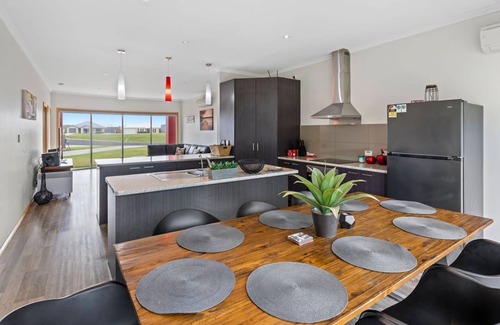 Port Macdonnell House | RED FIN part of BLUE FIN HOLIDAY HOMES - Free Wi-Fi & pet friendly