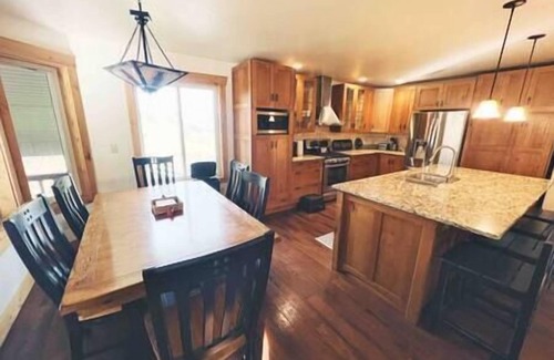 Lava Hot Springs House | Red Fox Retreat (Comfortably Sleeps Up To 22!)