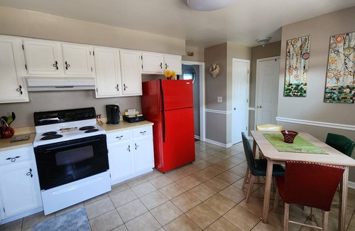 Milwaukee House | Red Pineapple Townhouse - An eclectic paradise minutes away from attractions!