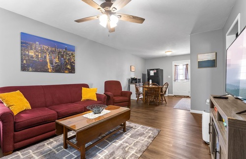 Stanton House | Red River Duplex - Unit 1 - 12 miles to the Gorge!