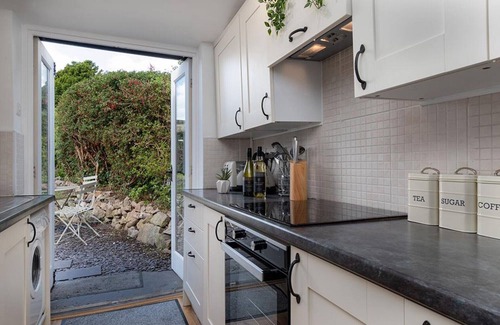 Brynsiencyn Cottage | Red Robin Cottage - One Bedroom Cottage, Sleeps 2