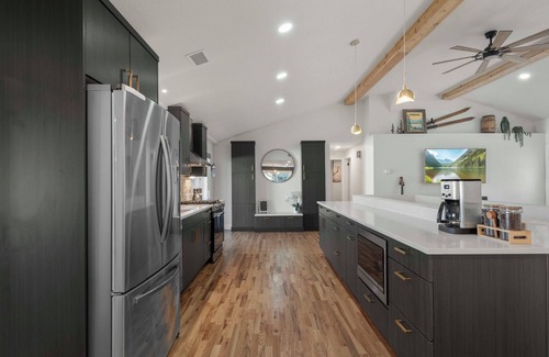 Barths House | Red Rocks + HOT TUB + Bocce Ball + PICKLEBALL+ Fire Pit + 8 Beds + ARCADE