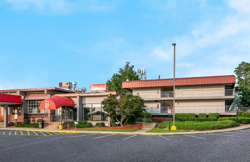 Woodlawn Hotel | Red Roof Inn Baltimore