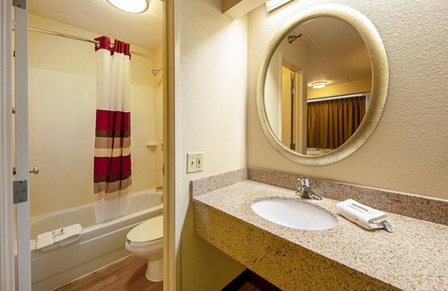 Tad Hotel | Red Roof Inn Charleston - Kanawha City, WV