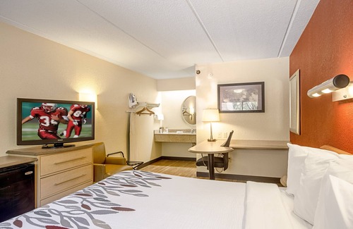 Tad Hotel | Red Roof Inn Charleston - Kanawha City, WV