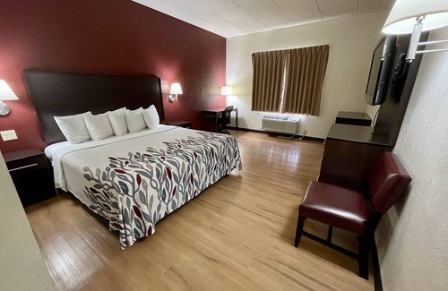 Milan Hotel | Red Roof Inn Sandusky - Milan