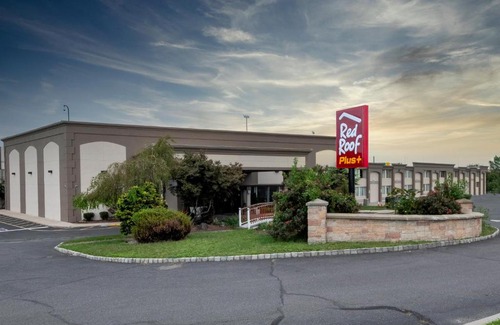 Carteret Hotel | Red Roof PLUS Newark Liberty Airport - Carteret