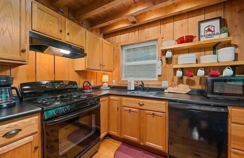 Bee Spring Cabin | Redbird Hideaway With Hot Tub
