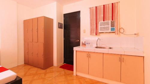 San Jose City Hotel | RedDoorz @ FDB Homes Nueva Ecija
