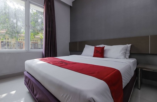 West Cirebon Hotel | RedDoorz near Goa Sunyaragi