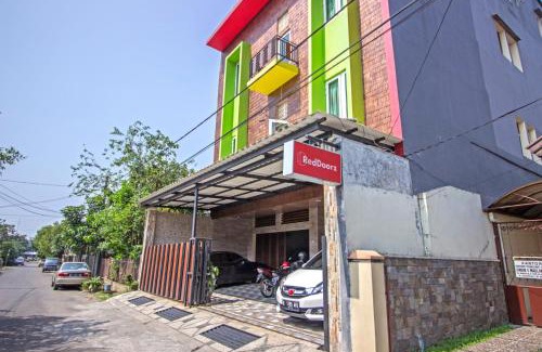 Bandung House | RedDoorz near Trans Studio Mall 2