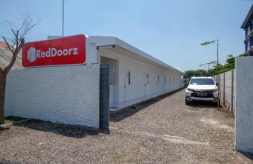 Surakarta Hotel | RedDoorz near Tugu Kartasura