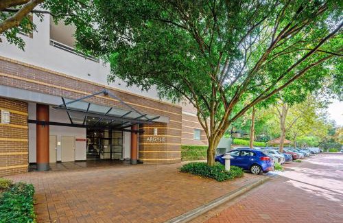 Redfern Apartment | Redfern 2Br Near CBD Shopping Center with Pool & Gym