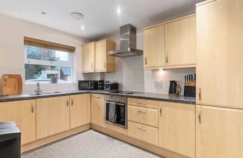 Redhill House | Redhill, Sleeps 9, Private Parking,17 mins London Gatwick, 30 mins to London
