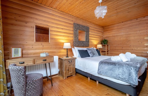 Ladybank Cabin | Redlands Country Lodge Log Cabin Apartments & WeeBothy