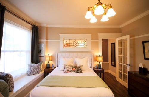Siskiyou-Hargadine Historic District House | Redtail Inn - 3 Suites Sleeps Up To 12