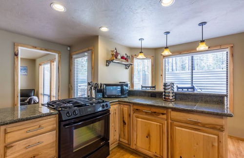 Sunriver House | REDW07 - Gorgeous Home, New Hot Tub, Bonus Room, Gas Fireplace