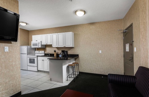 Clairmont Hotel | Redwood Inn & Suites - Grande Prairie