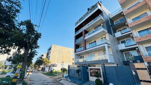 Sector 51 House | Reebah Inn & Suites