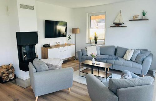 Am Salzhaff House | Reetdach-Ferienhaus "ANNI" mit direktem Meerblick, Sauna und Kamin