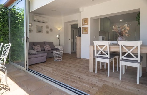 L'Escala Apartment | Ref. FIGUERES: Renovated apartment ideal for couples, next to the beach!