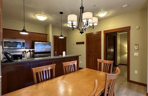 Olympic Valley Condo | Refinished Palisades Condo! Stunning Views, Walk to lifts & ski school