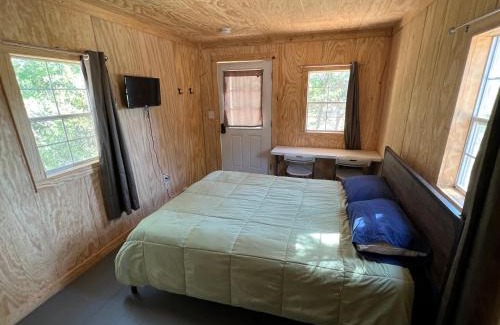 Jacksboro House | Reflection Cabin on Lake Godstone
