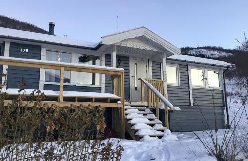 Kvaefjord Municipality House | Refsnes Overnatting, Hus Gunti