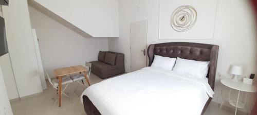 Or Akiva House | Regina's place