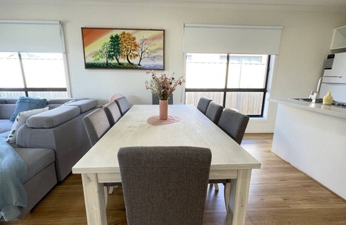 Melton South House | Relax 5 BRMS Rental house Netflix Parking Wifi near Melton
