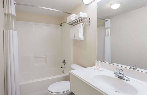 Austin Ave. Resort | Relax and Recharge in Knights Inn Franklin Ave Waco! Free Parking, Pets Allowed
