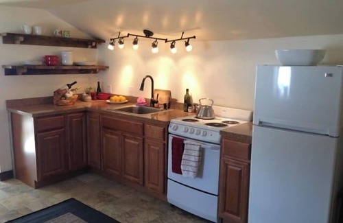 Champion Cabin | Relax and Refresh in this Cozy Bunkhouse Cabin at SanaView Farms Winery