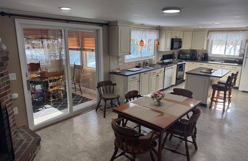 Freedom House | Relax and Unwind at Our Cozy Lakeside Cottage on Berry Bay